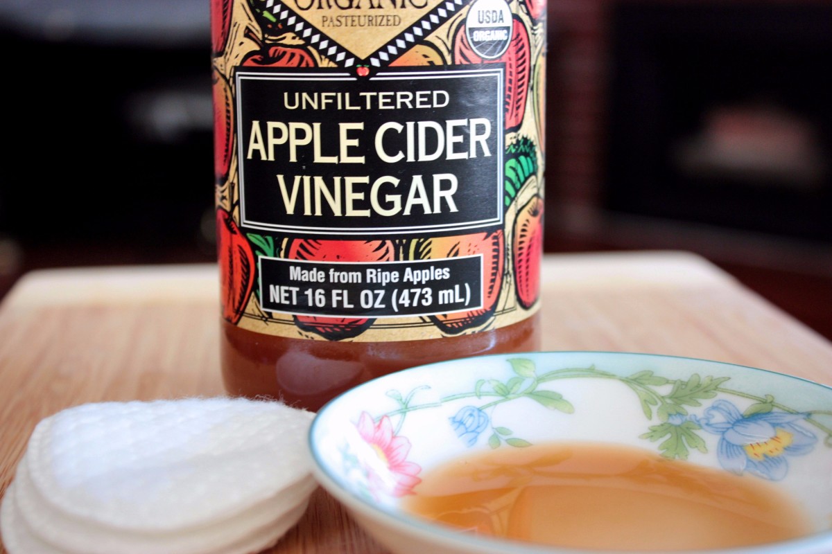 Apple cider vinegar contains alpha hydroxy acid, which gets rid of dead skin cells.