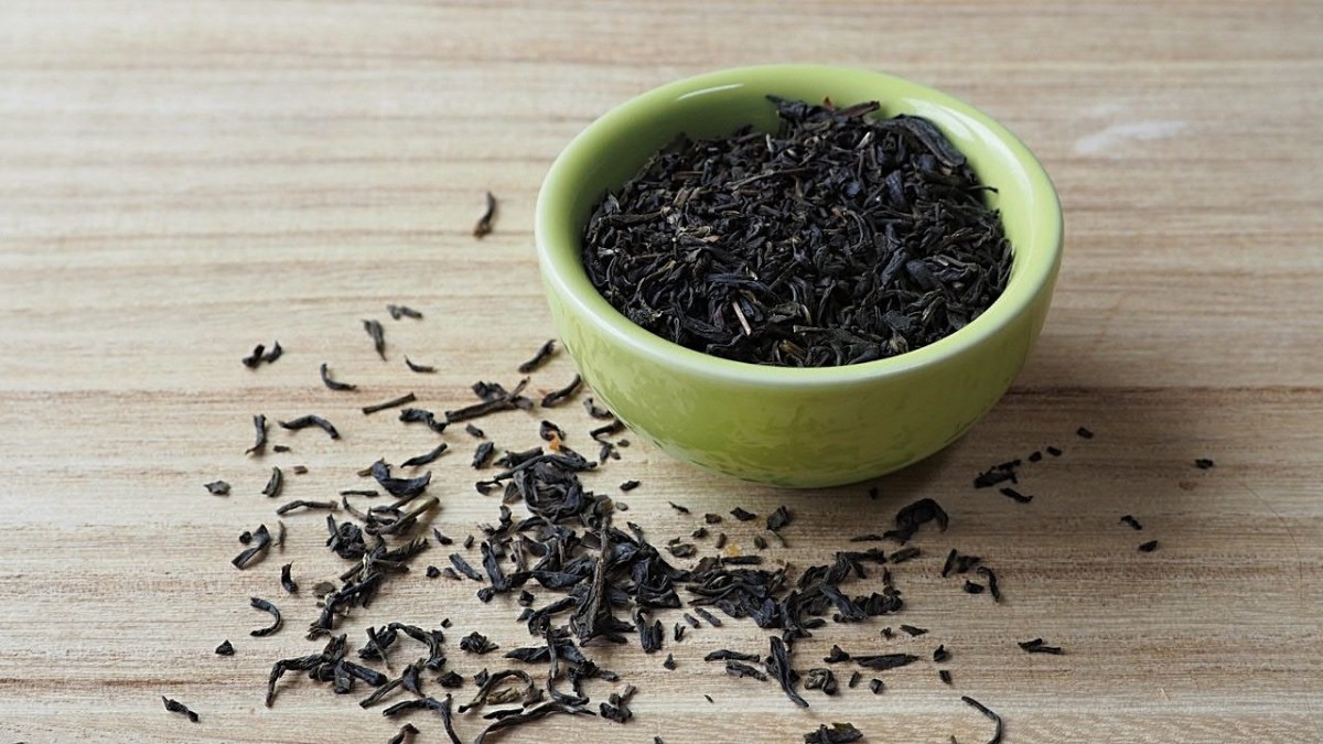 Like coffee, black tea can also be used to darken hair. 