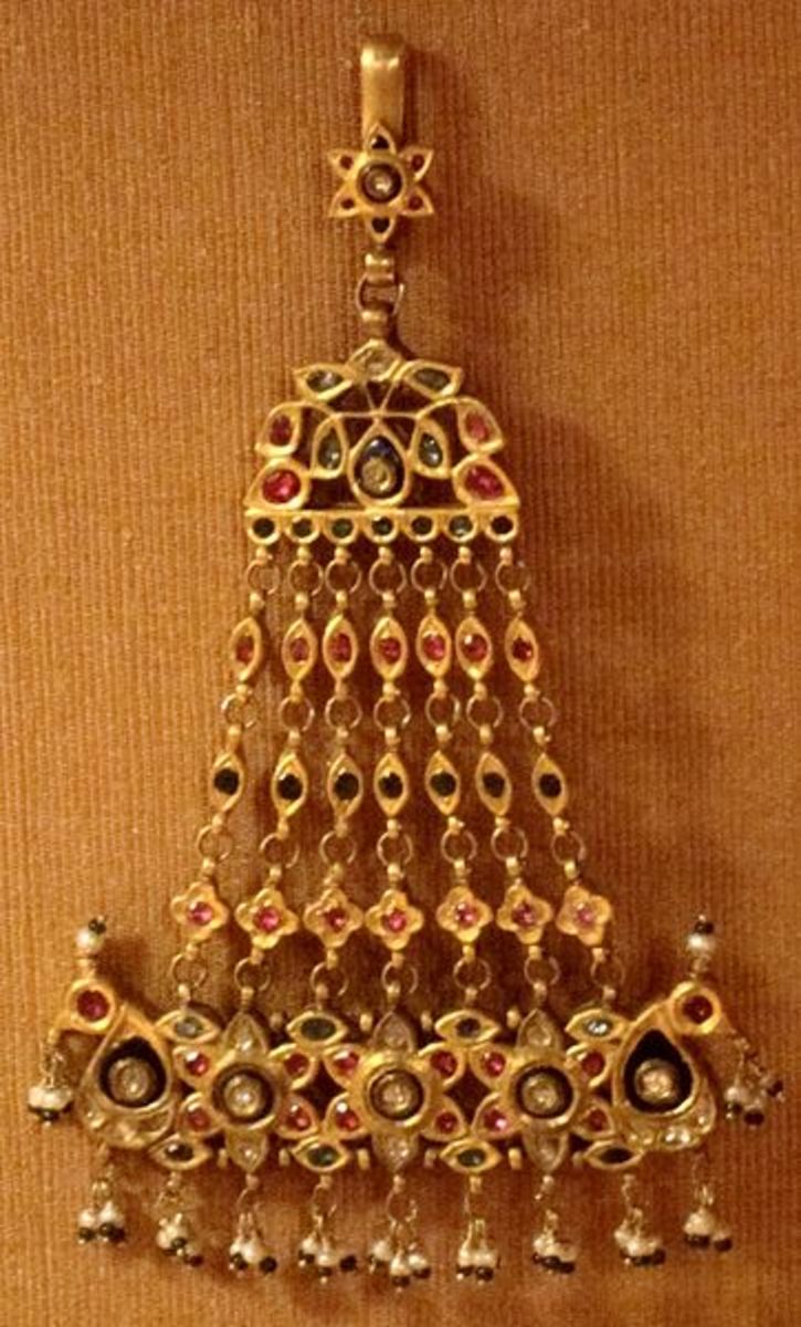 Mughal hair ornament made of gold and embellished with gemstones and beads