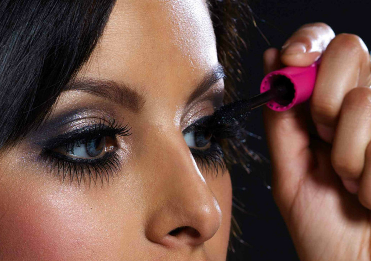 5 Makeup Tricks to Make Eyes Look Smaller