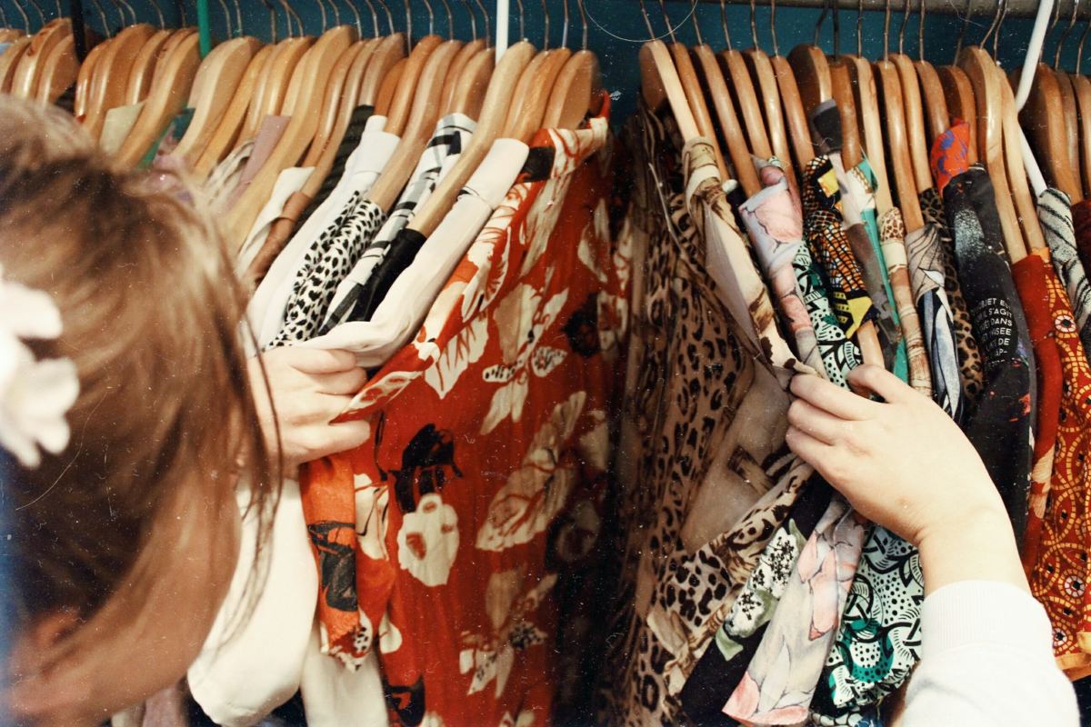 4 Benefits of Buying Secondhand Clothing