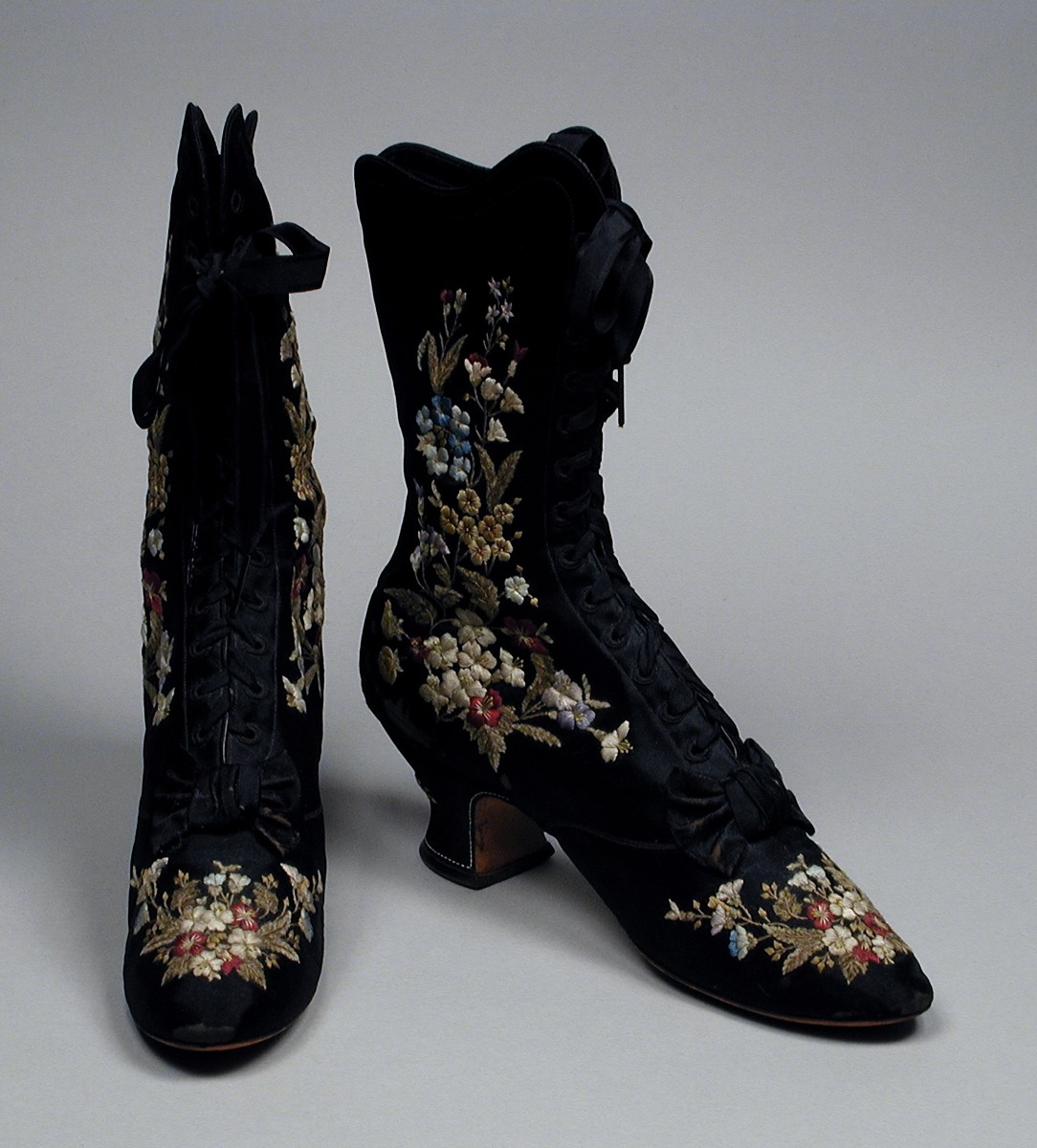 Beautiful embroidered boots - 1885