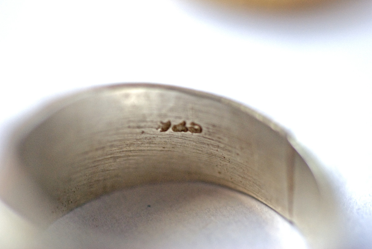 Sterling silver band. 925.
