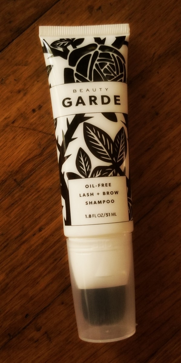 *I received this complimentary Beauty Garde lash and brow shampoo for testing purposes. All opinions are my own.* The charcoal brush eliminates all eye makeup!