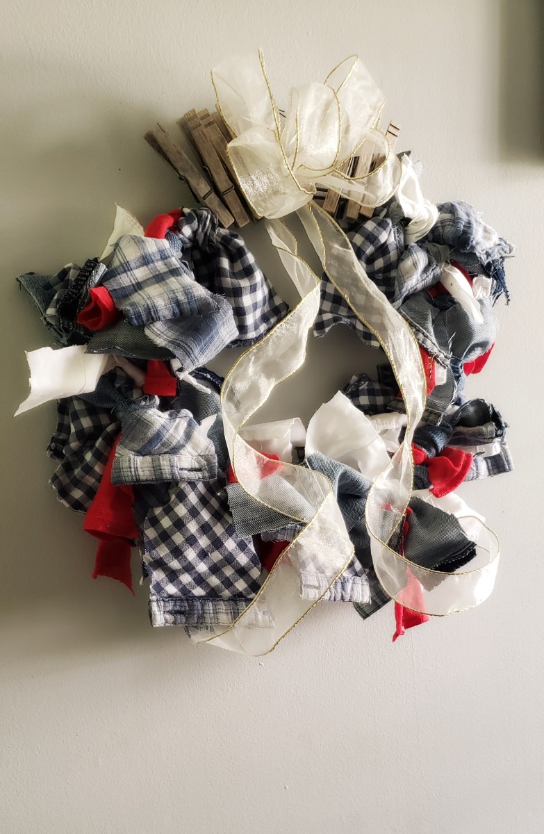 This rustic DIY wreath looks great at any summer barbeque and is perfect 4th of July decor. 