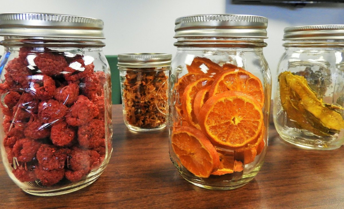 Dehydrated fruits are an option for emergency food supplies. They are easy to store in many different ways. 