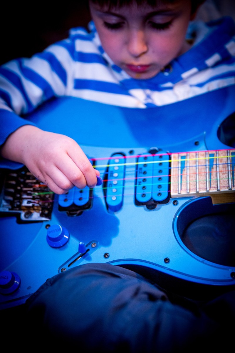 how-to-buy-an-electric-guitar-for-a-child