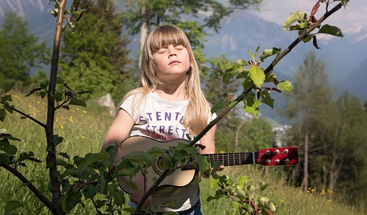 how-to-buy-an-acoustic-guitar-for-a-child