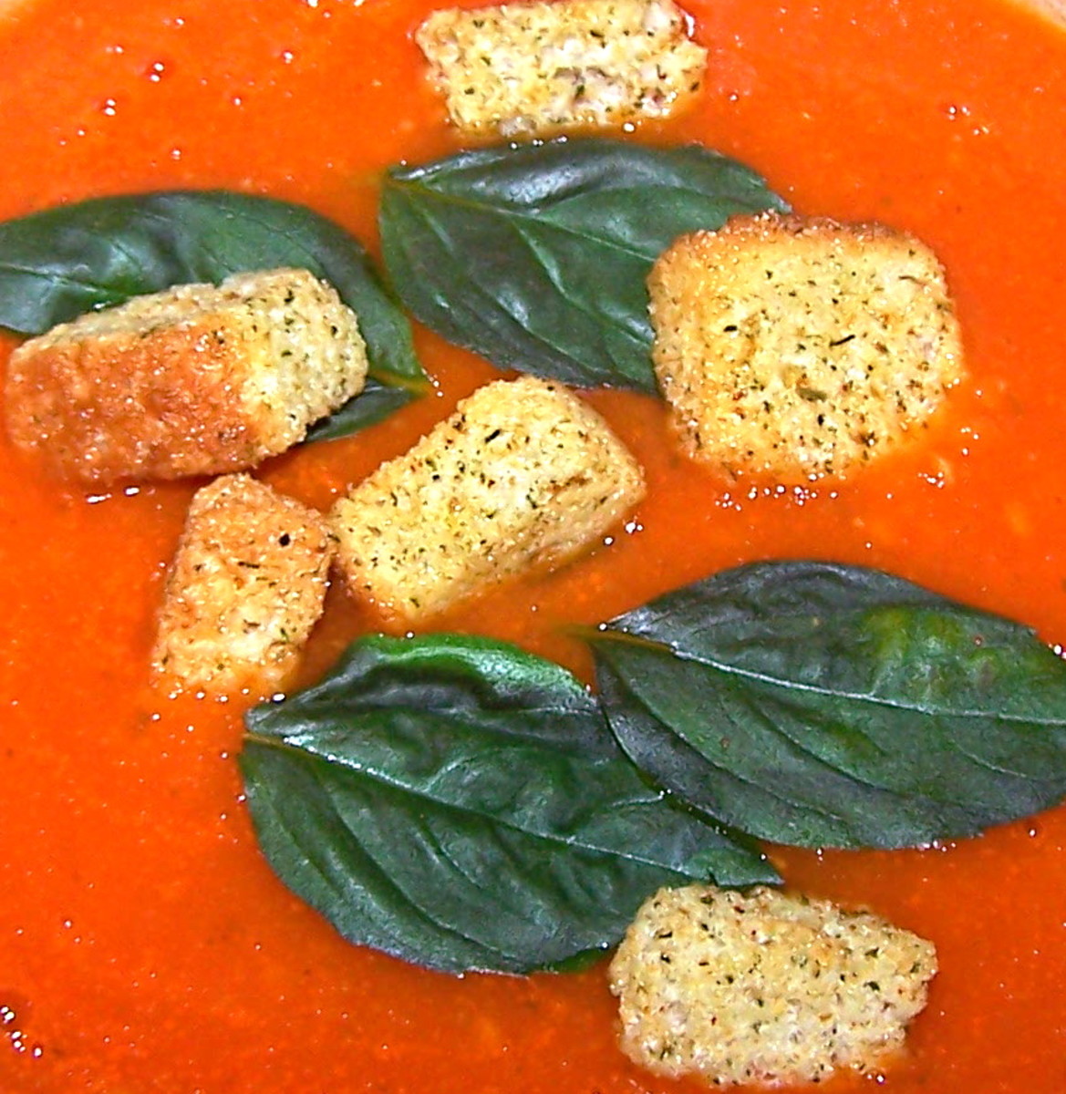 https://images.saymedia-content.com/.image/t_share/MTc0NjE3NDY3ODcwNzgzNDMz/homemade-tomato-and-basil-pesto-soup-with-crispy-croutons.jpg