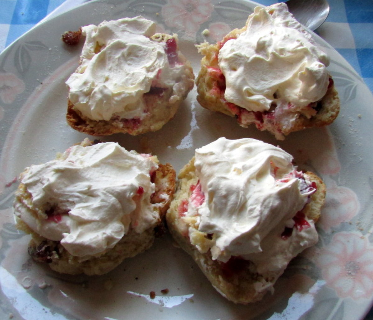 Fruit scones with cream
