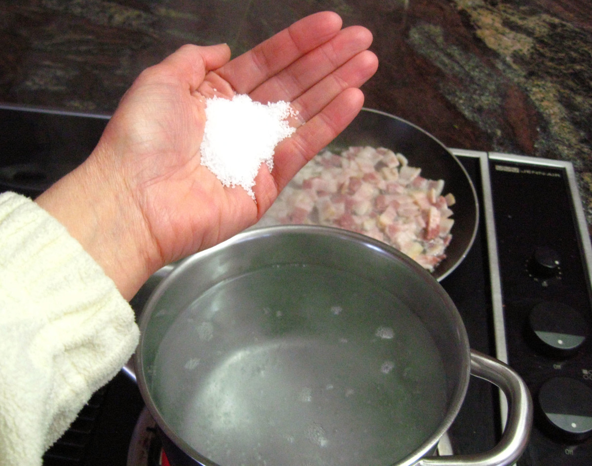 Bring 12 cups (3 liters) of water to a boil, then salt with 1 tbsp of salt.