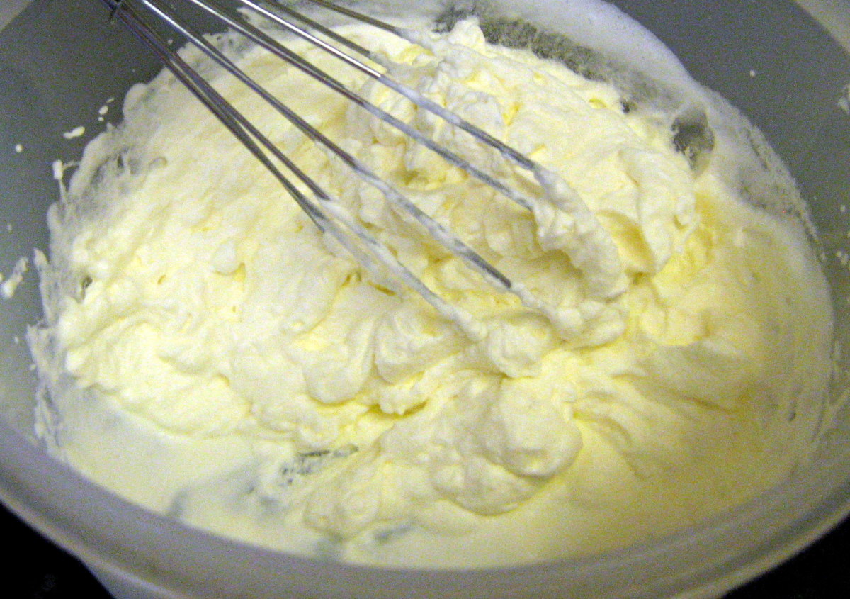 Pour the cream into a bowl and whip with a whisk.