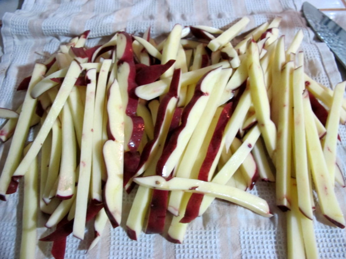 Thoroughly dry the fries with a cotton towel and dust them with cornstarch.