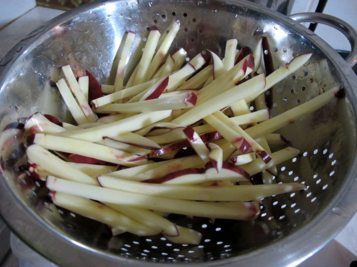 After soaking in cold water for at least half an hour, drain the fries.