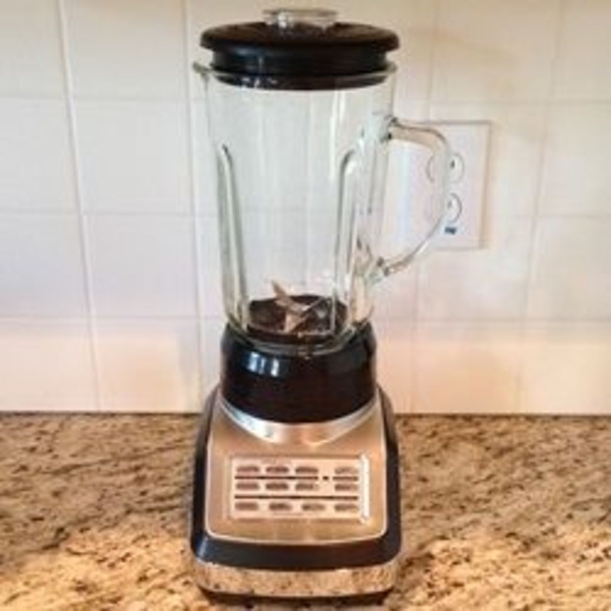 This photo above is not the image of either of these Vitamix blenders, but the actual Farberware blender that was the inspiration and motivation for this review in the first place. I wanted to give it 15 minutes of fame before its pending retirement.