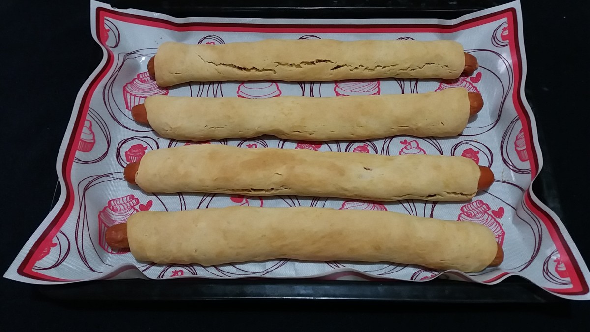 How to Make Cheesy Footlong Pigs in a Blanket Delishably