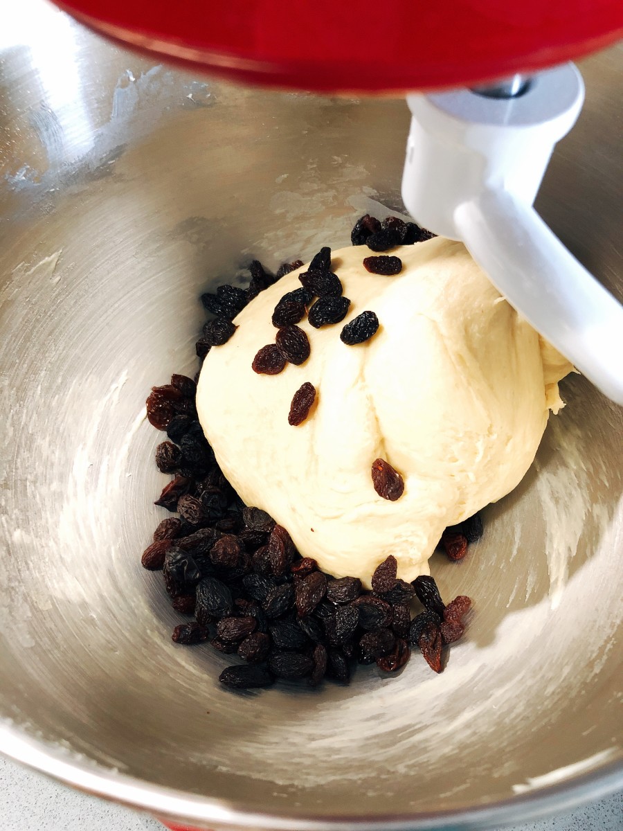 Add the raisins into the dough. 