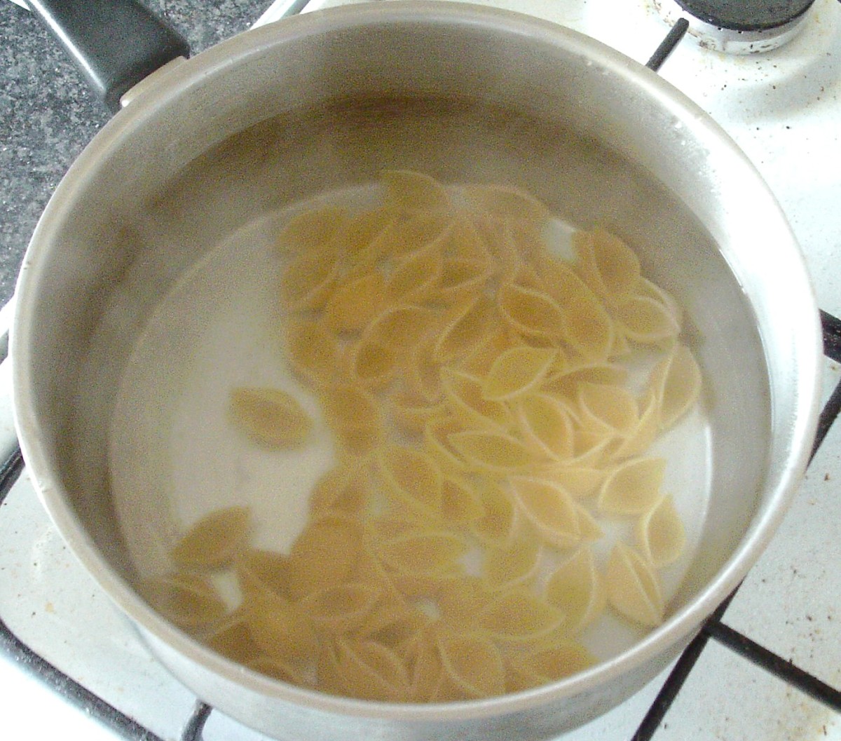 Cook the conchiglie pasta.