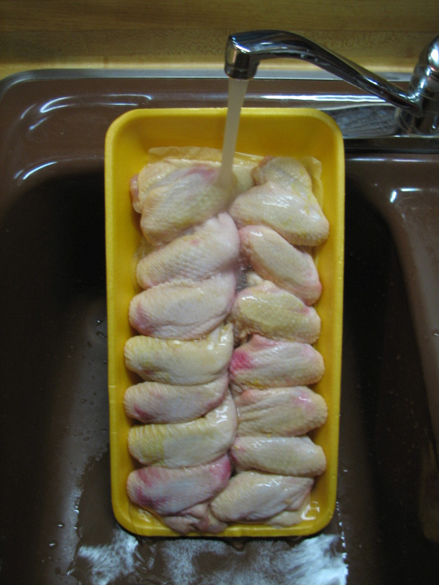 Wash and drain the raw chicken wings. 