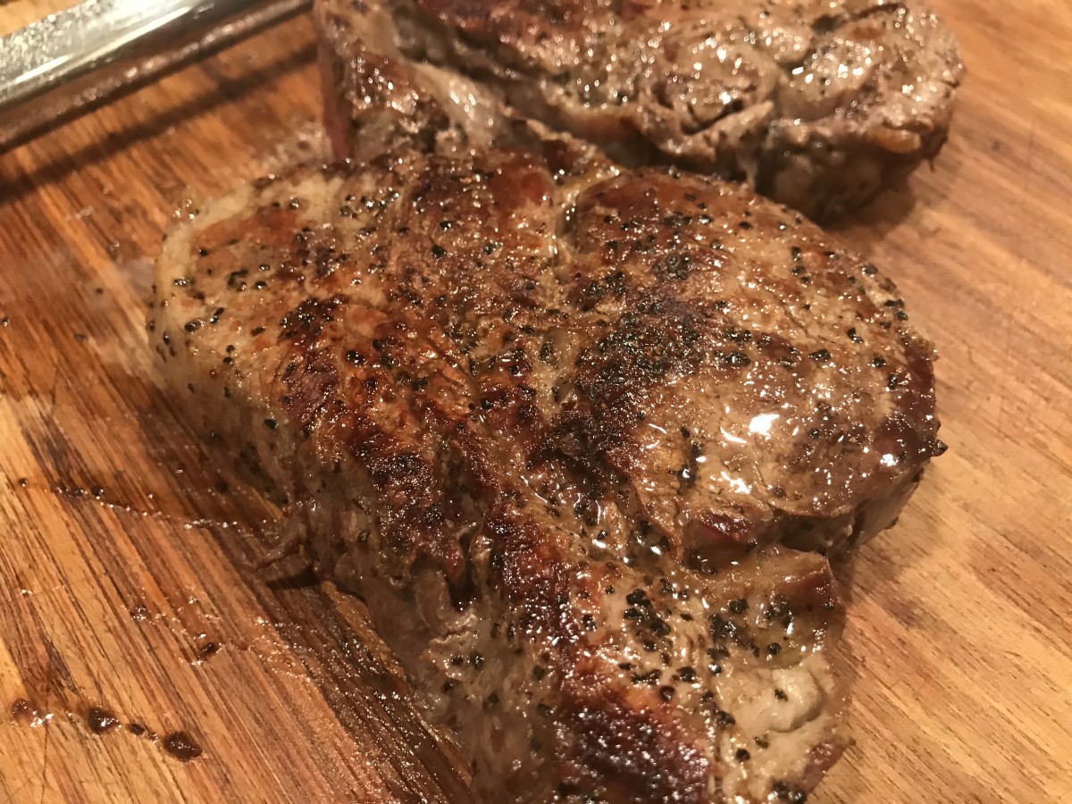 cooking-steak-in-cast-iron-skillet