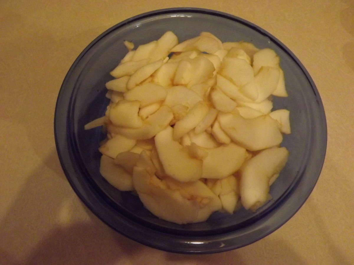 Peel and core the apples and cut into thin pieces.