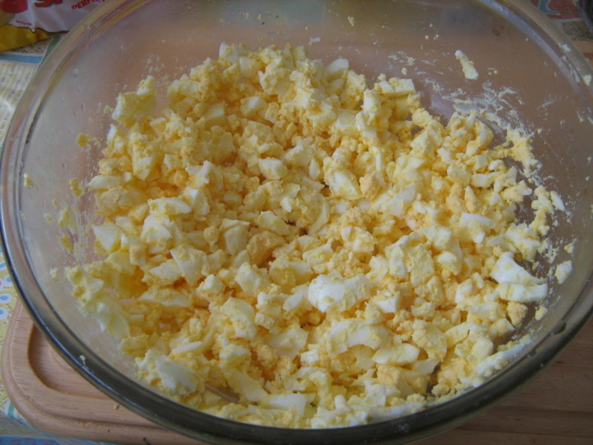 Mash the boiled eggs together. 