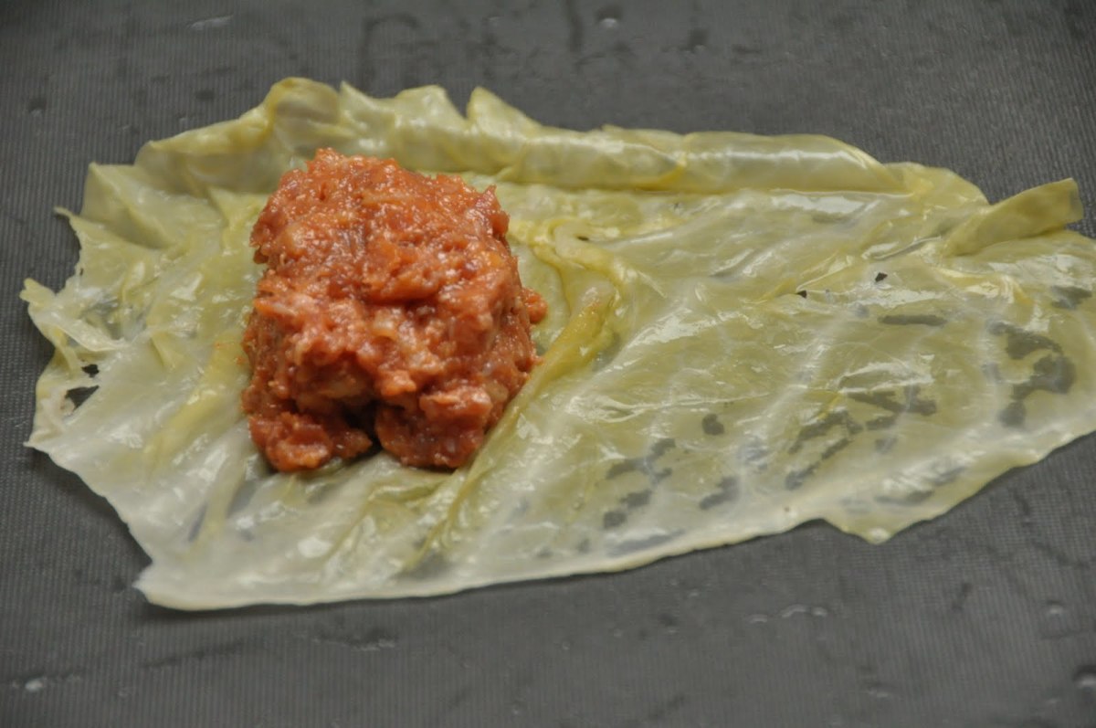 Place the mixture on the pickled cabbage leaf