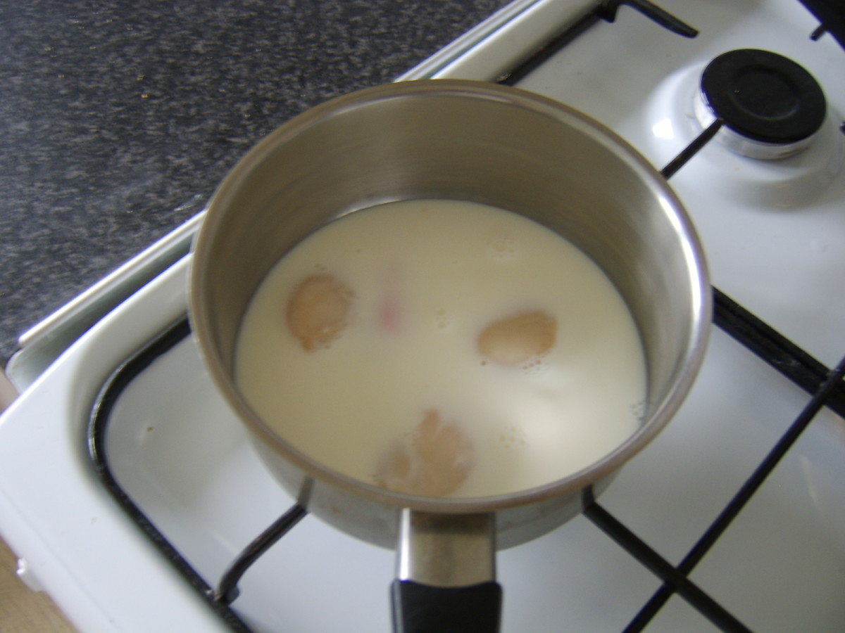 Place the scallops in a small saucepan and add enough cold milk to cover them completely.