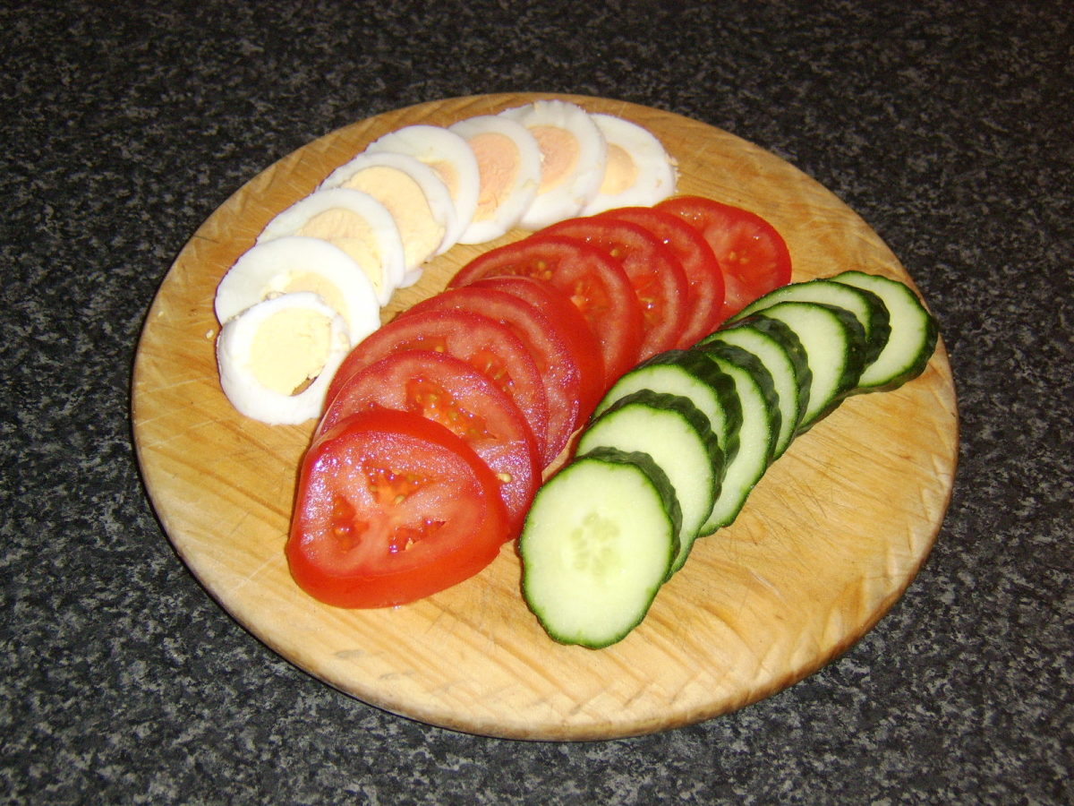 The hard-boiled egg, tomatoes and cucumber are sliced as uniformly as possible.