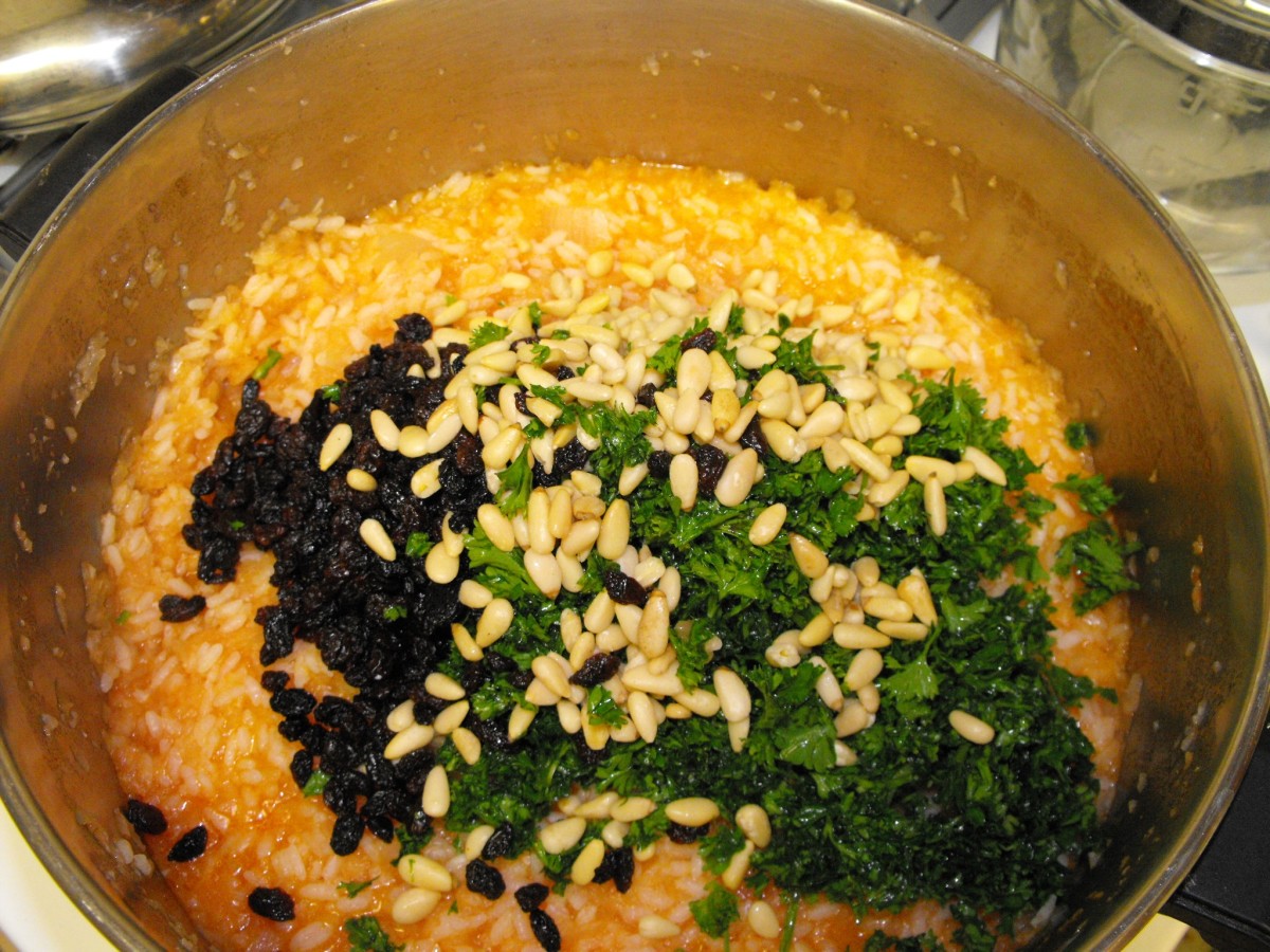 With the flame turned off, add pine nuts, currants and chopped parsley to the filling