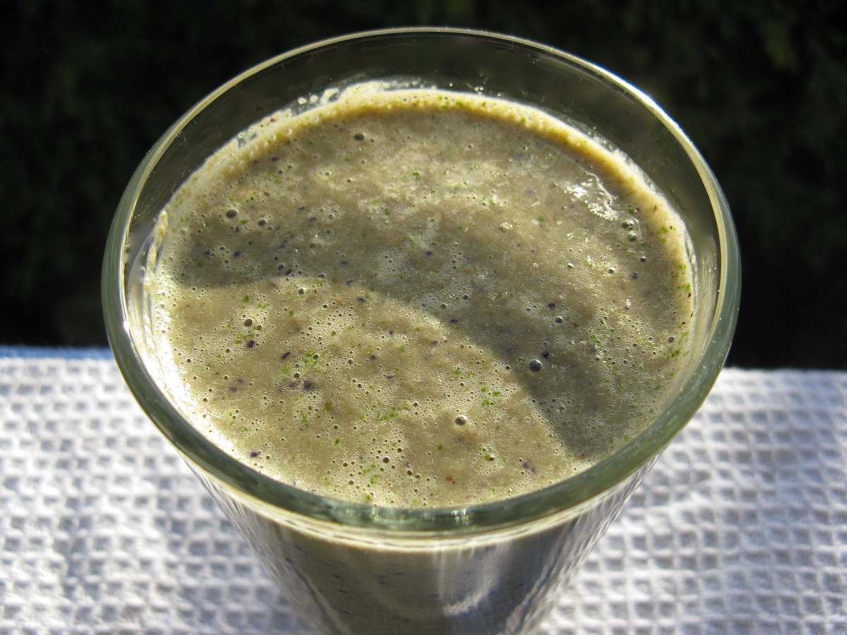 A green smoothie is a good way to eat extra vegetables, but the inclusion of too many fruits in the smoothie produces a high fructose content.