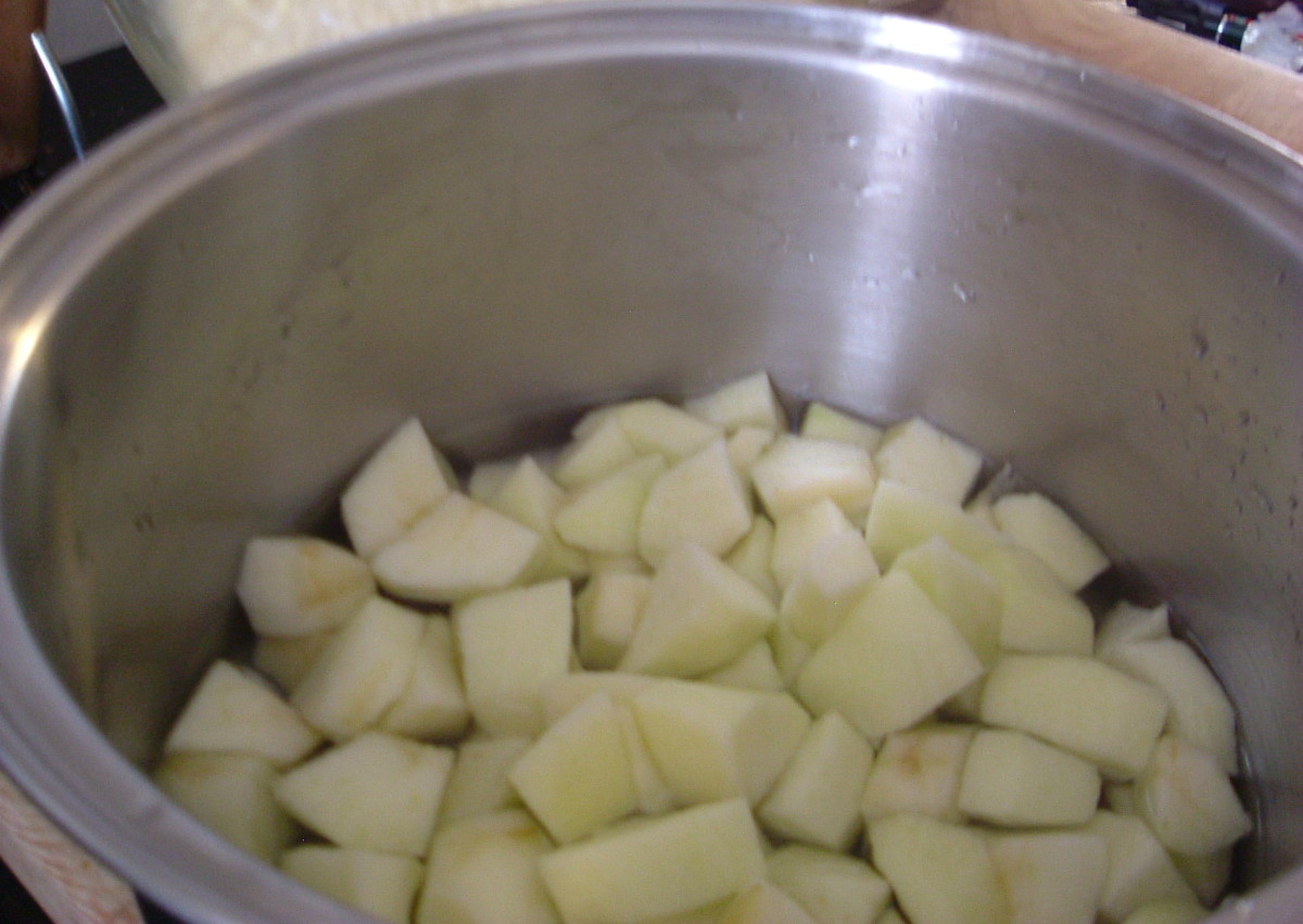 Chopped apples ready to boil