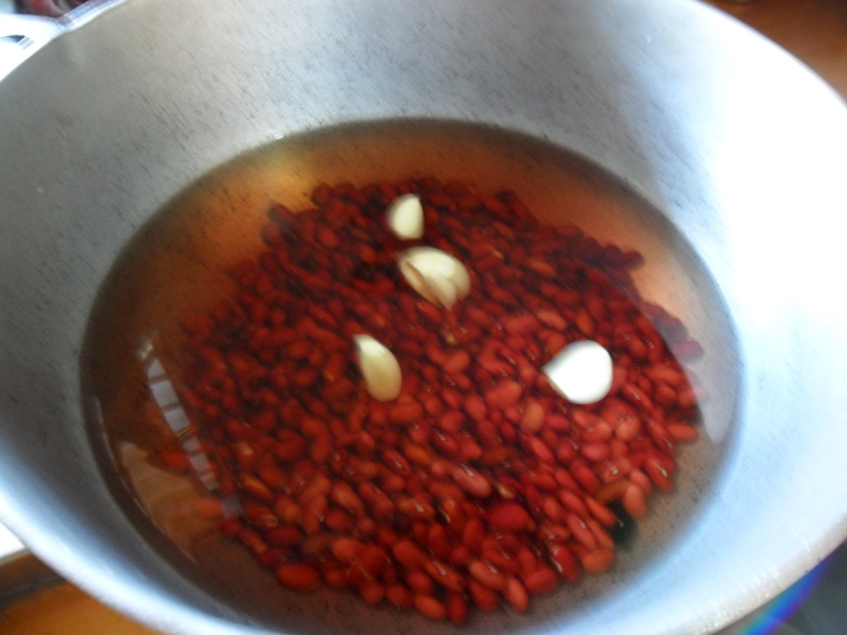 peas in a pot with pimento seeds and garlic
