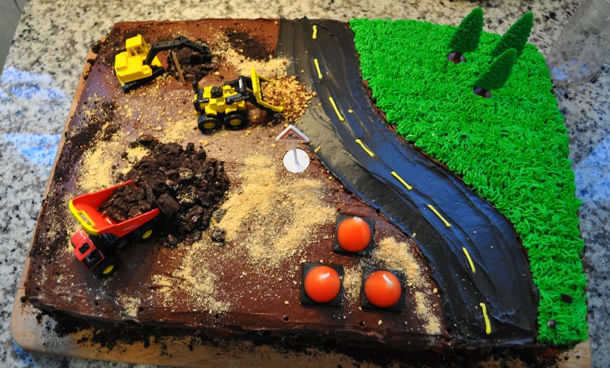 Look at this gorgeous construction site cake!