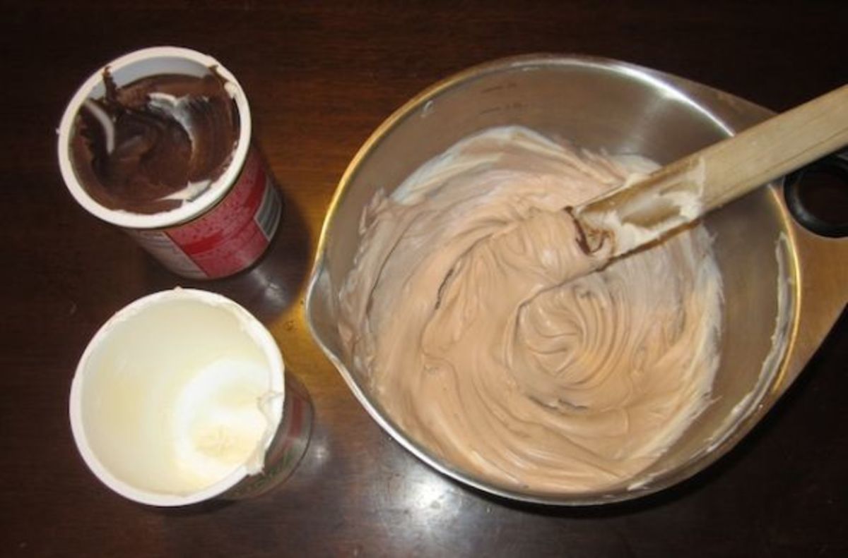 Making skin or flesh tone icing requires a mixture of vanilla and chocolate icing, with a few drops of red food coloring.