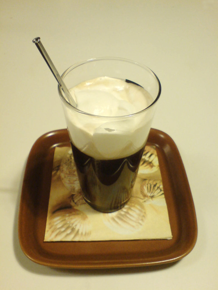 https://images.saymedia-content.com/.image/t_share/MTc0NjE4NzMwMDU0NTU5NzM0/how-to-make-classic-coffee-drinks-with-bialetti-moka-pot-espresso-coffee.jpg