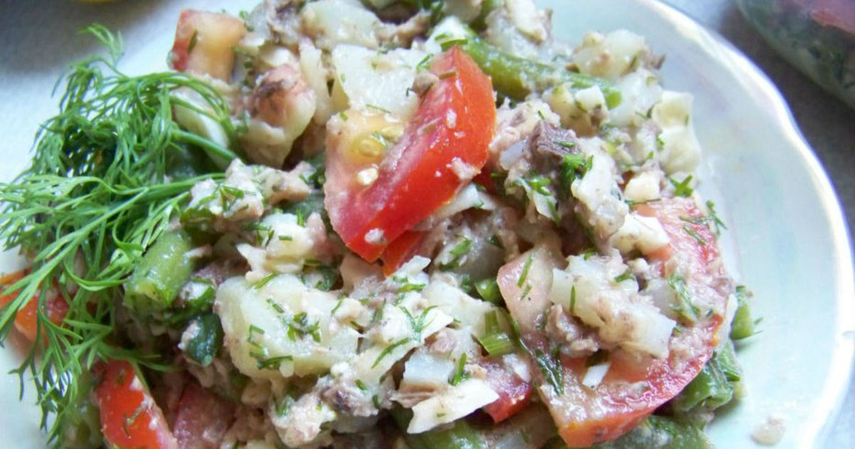 Tuna egg salad with potato and green beans