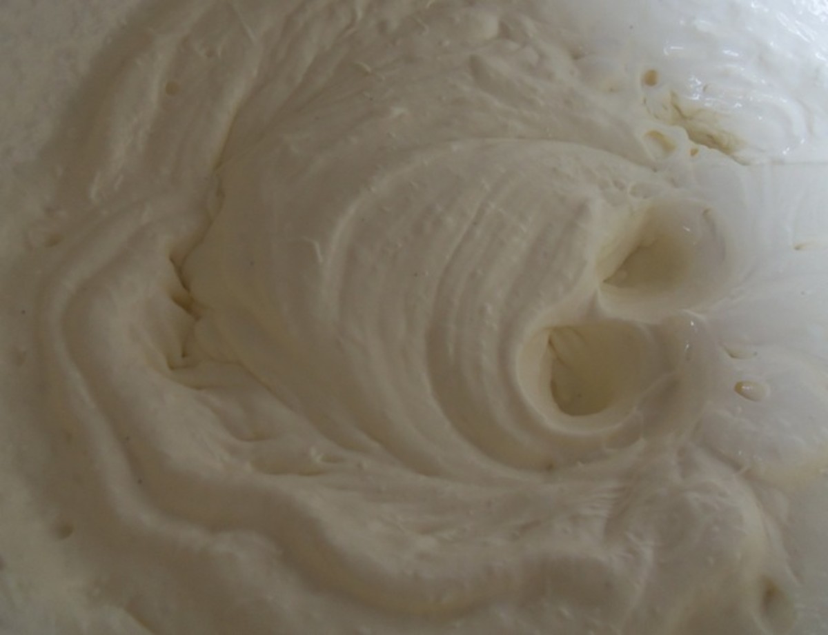Whisk the cream with the sugar and vanilla until it thickens.