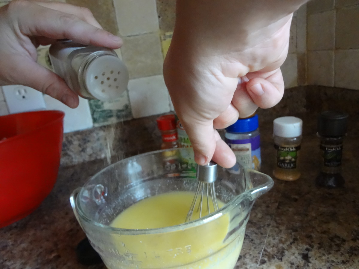Mix the seasoning using a whisk.