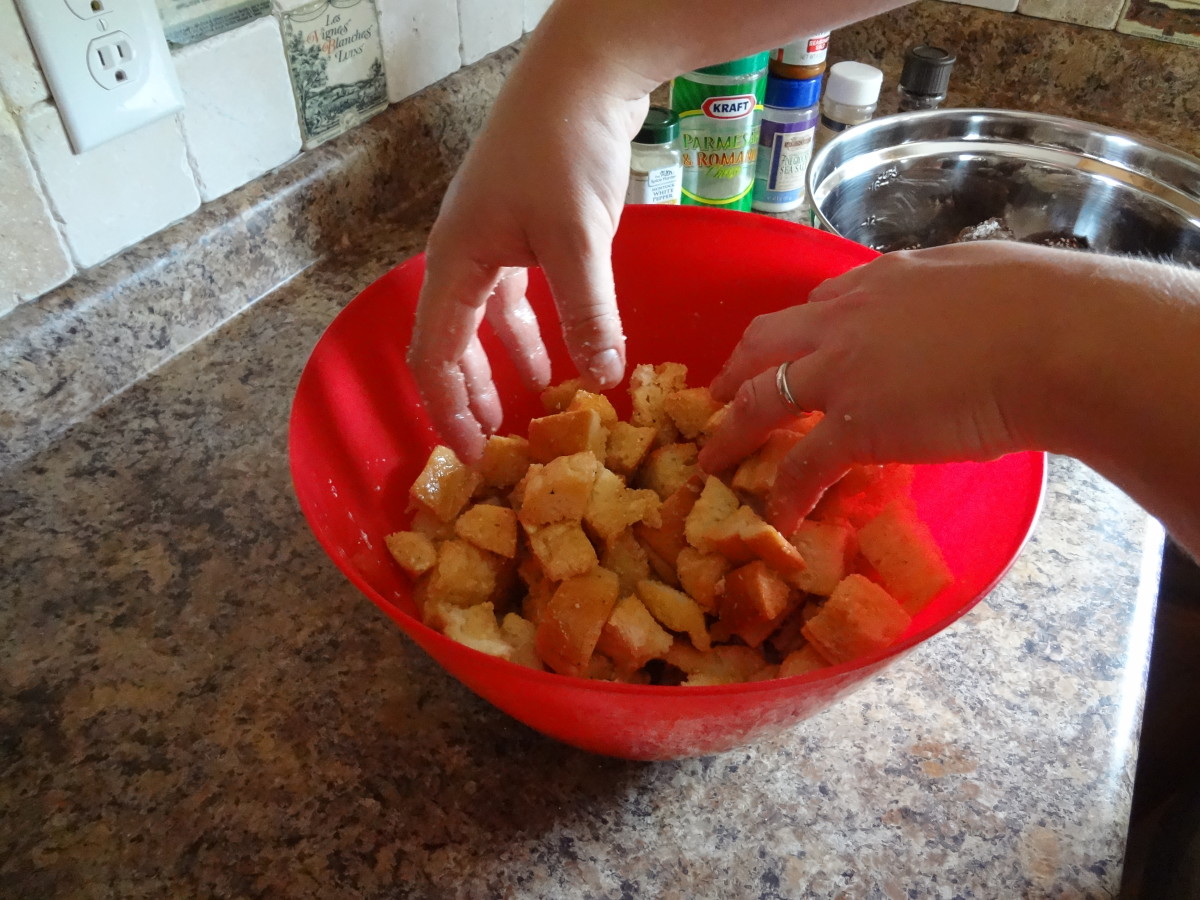 Pour the seasoned butter over the croutons and mix it so that all the bread pieces are coated.