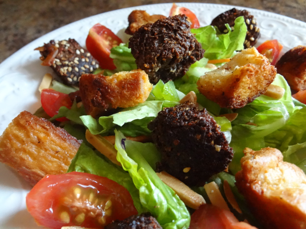 The croutons make the salad look much tastier. 