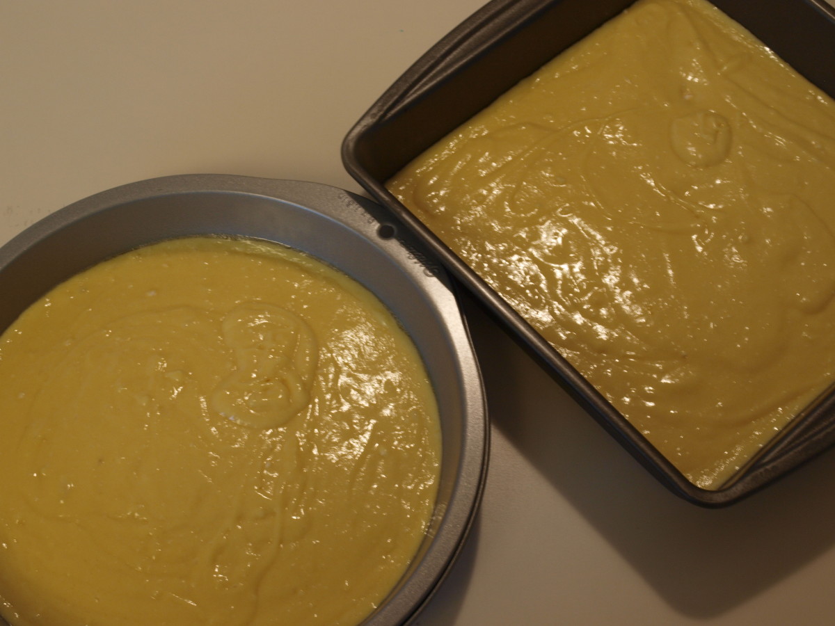 Divide the cake batter evenly between the two cake pans.
