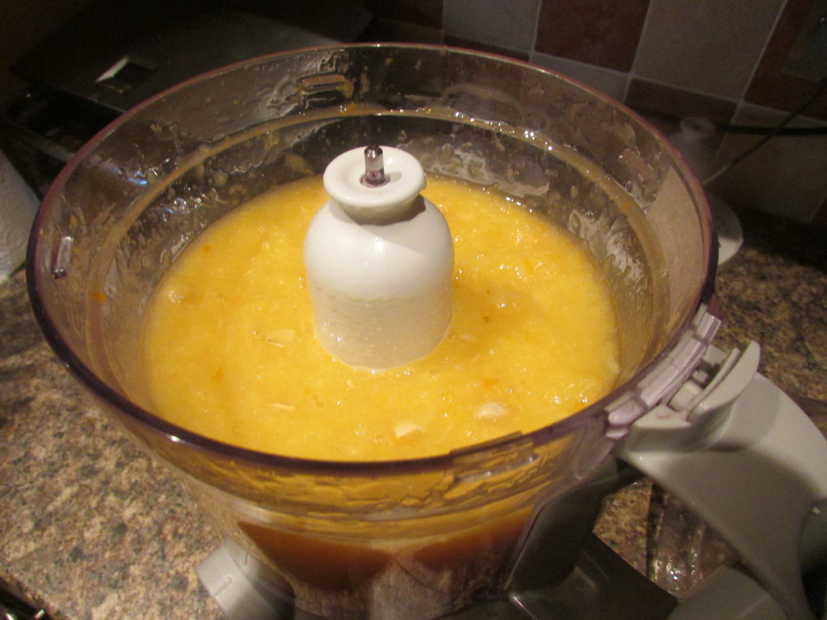 Put three quarters of the orange peels and that from the lemon into the mixer. Mix until a fine pulp.