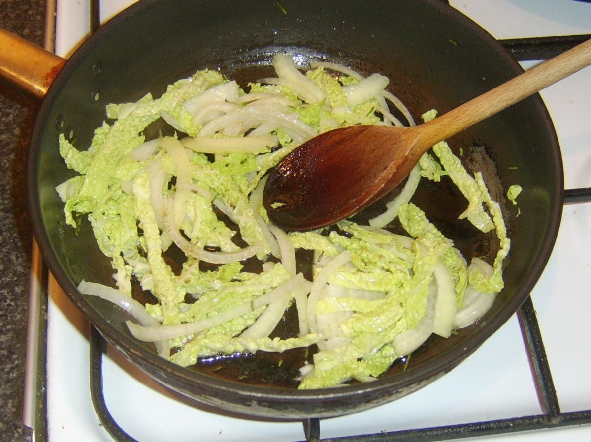 Braising Savoy cabbage and onion