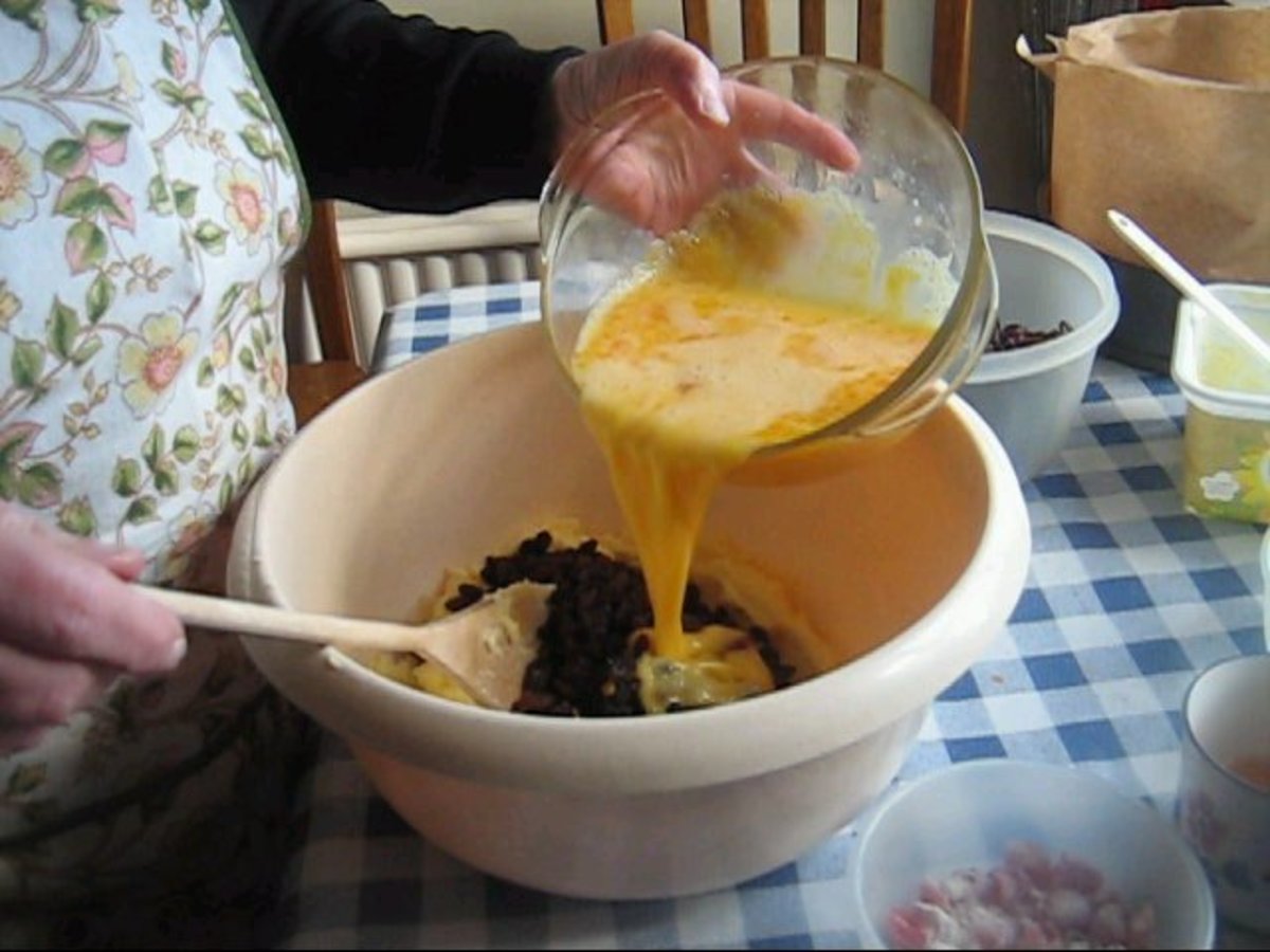 Add the various ingredients in stages to prepare the cake batter.