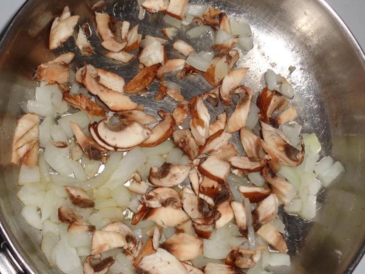 Frying combination of onions, mushrooms and garlic