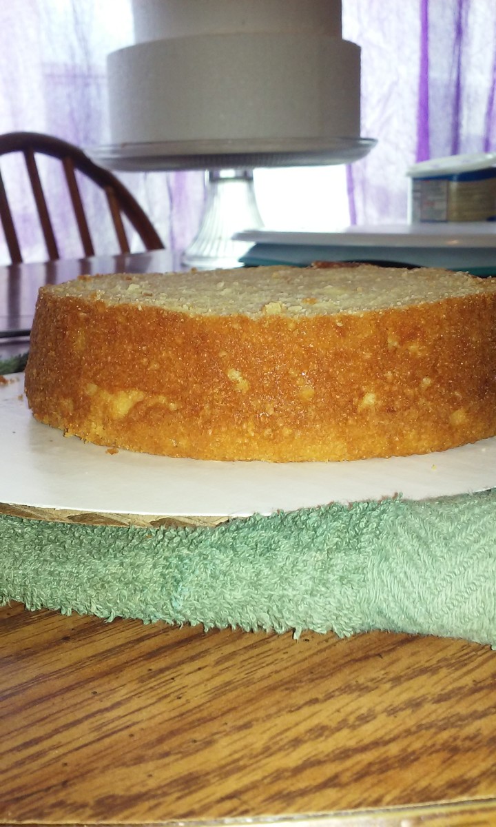 Cake Decorating Basics How to Level Your Cakes (Two Ways) Delishably