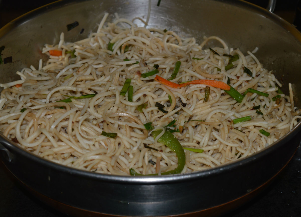 Step three: Add the noodles. Combine it with the vegetables and spices. Turn off the heat. 
