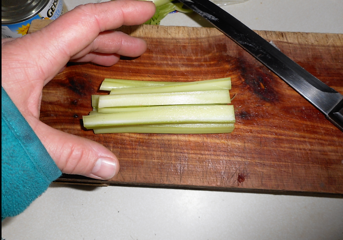 https://images.saymedia-content.com/.image/t_share/MTc0NjE5NTg3MTY4Nzc0MTM0/minnesota-cooking-celery-an-easy-way-to-dice.png