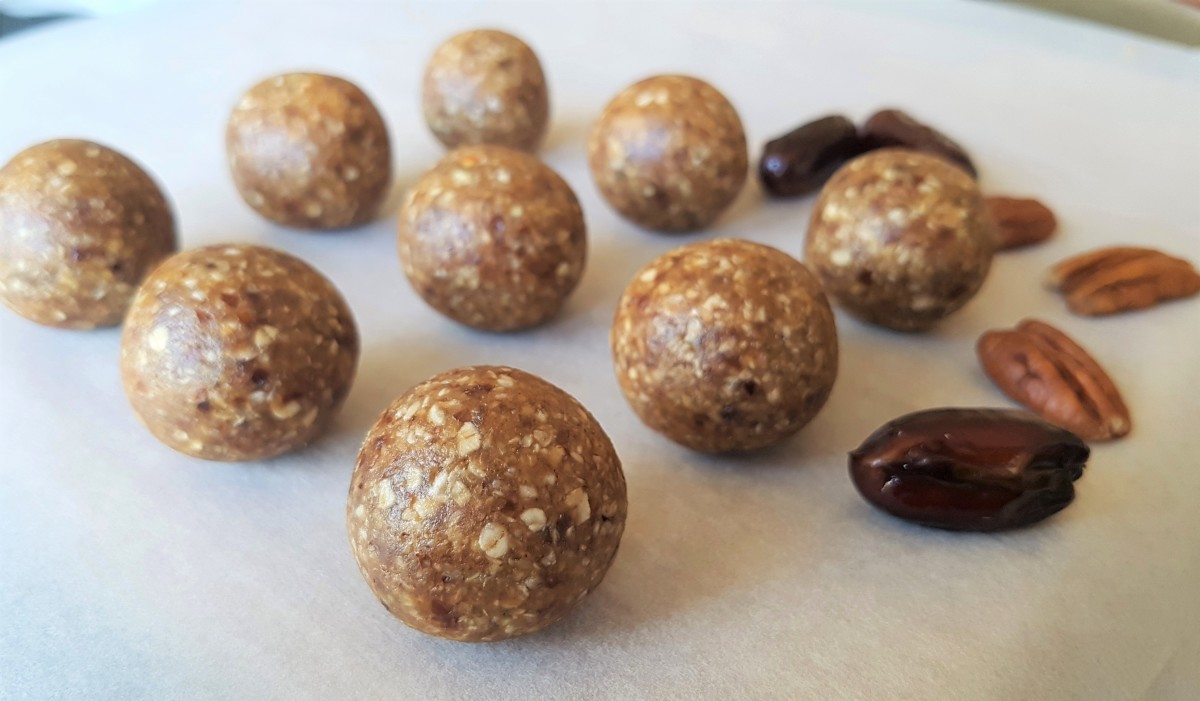 Feel free to mix up your energy balls with different toppings, such as desiccated coconut.